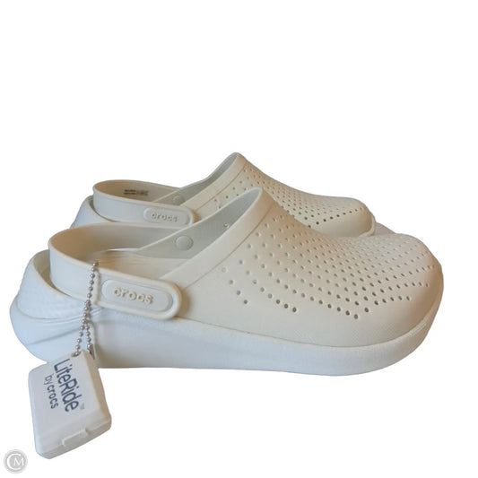 Shoes Flats By Crocs In Beige, Size: 8