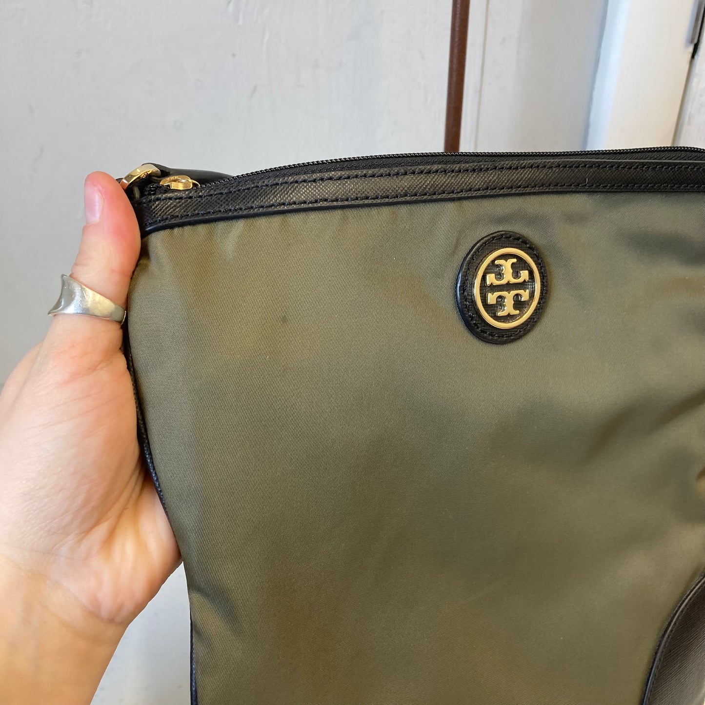Handbag Designer By Tory Burch In Green, Size:Medium