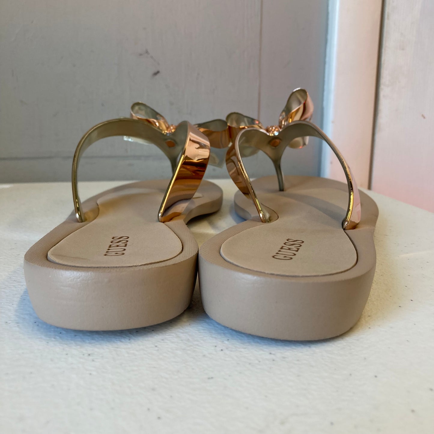 Sandals Flip Flops By Guess In Gold, Size:10