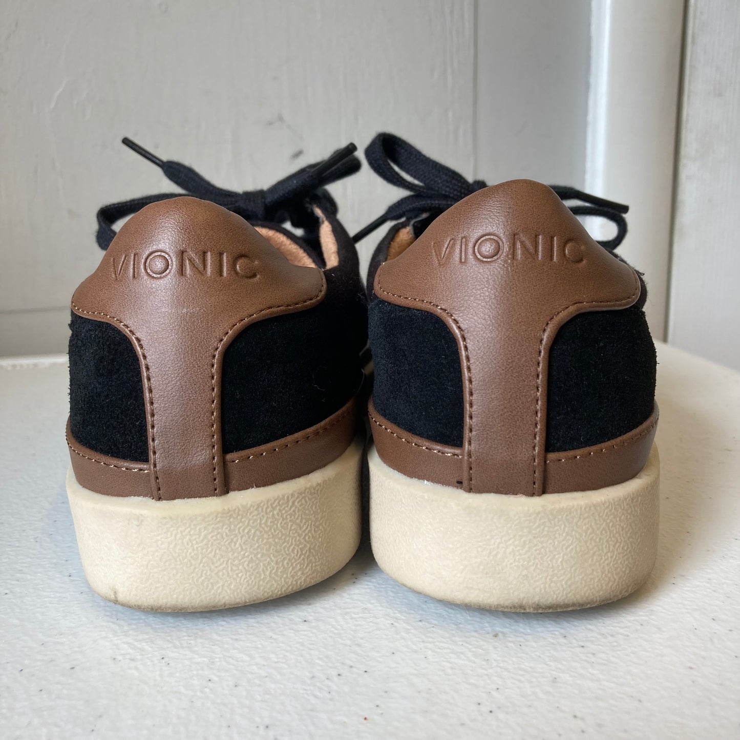 Shoes Sneakers By Vionic In Black, Size:8.5