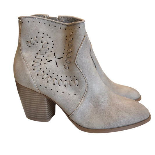 Boots Ankle Heels By Restricted In Beige, Size:7