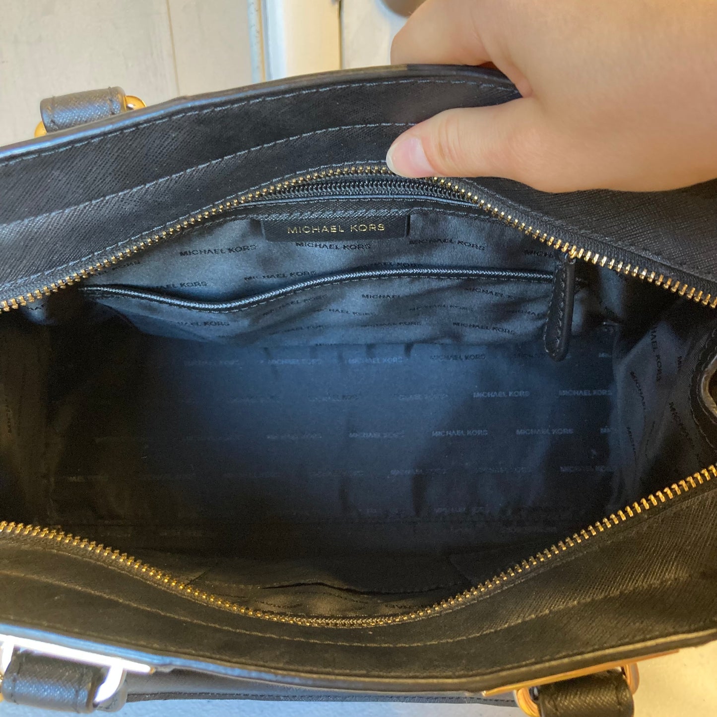 Handbag Designer By Michael Kors In Black, Size:Large