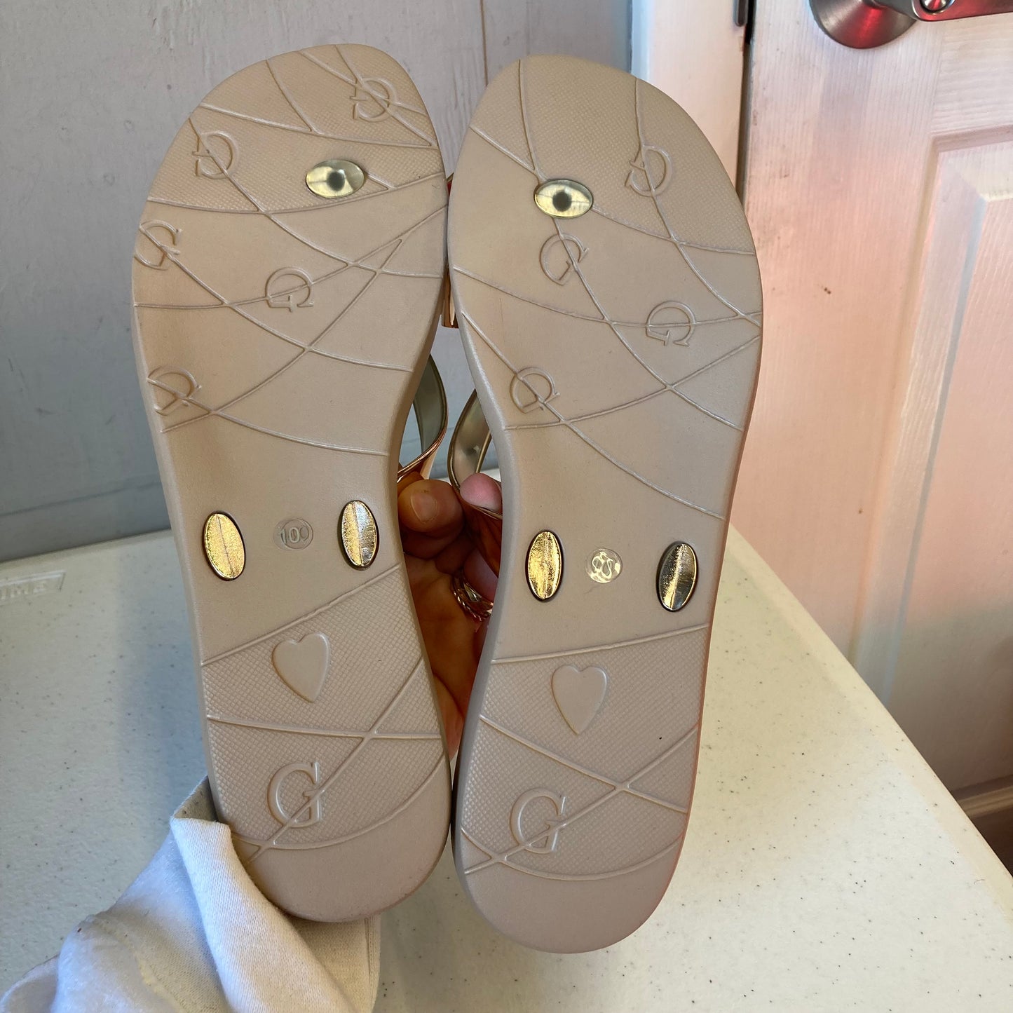 Sandals Flip Flops By Guess In Gold, Size:10