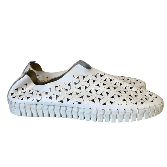 Shoes Flats By Eric Michael In White, Size:10.5