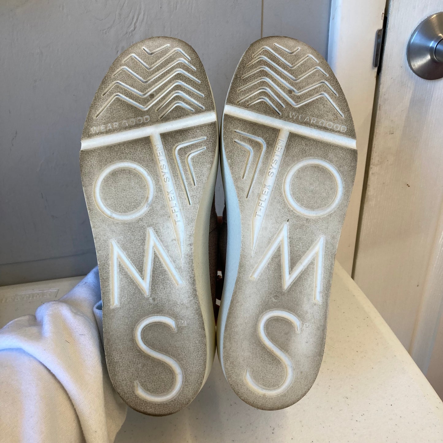 Shoes Sneakers By Toms In Taupe, Size:8.5