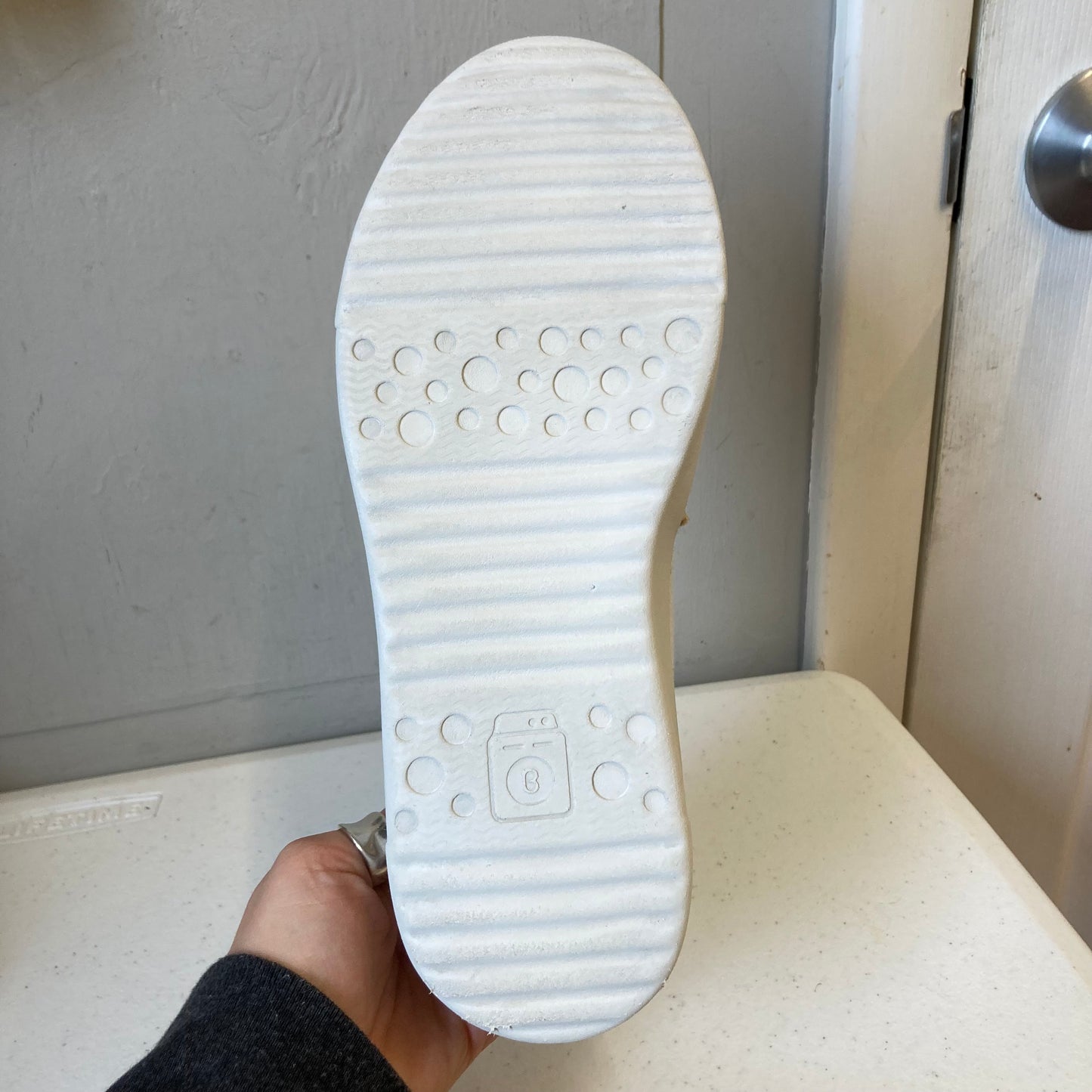 Shoes Sneakers By Bzees In White, Size:7