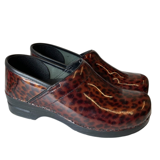 Shoes Flats By Dansko In Animal Print, Size:11.5