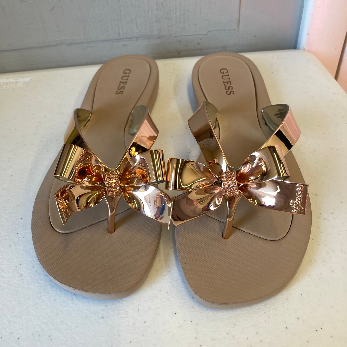 Sandals Flip Flops By Guess In Gold, Size:10
