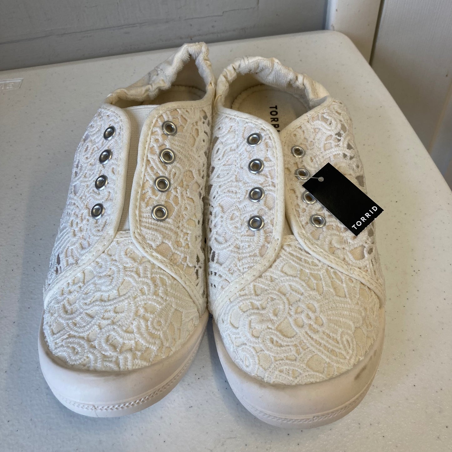 Shoes Sneakers By Torrid In White, Size:11