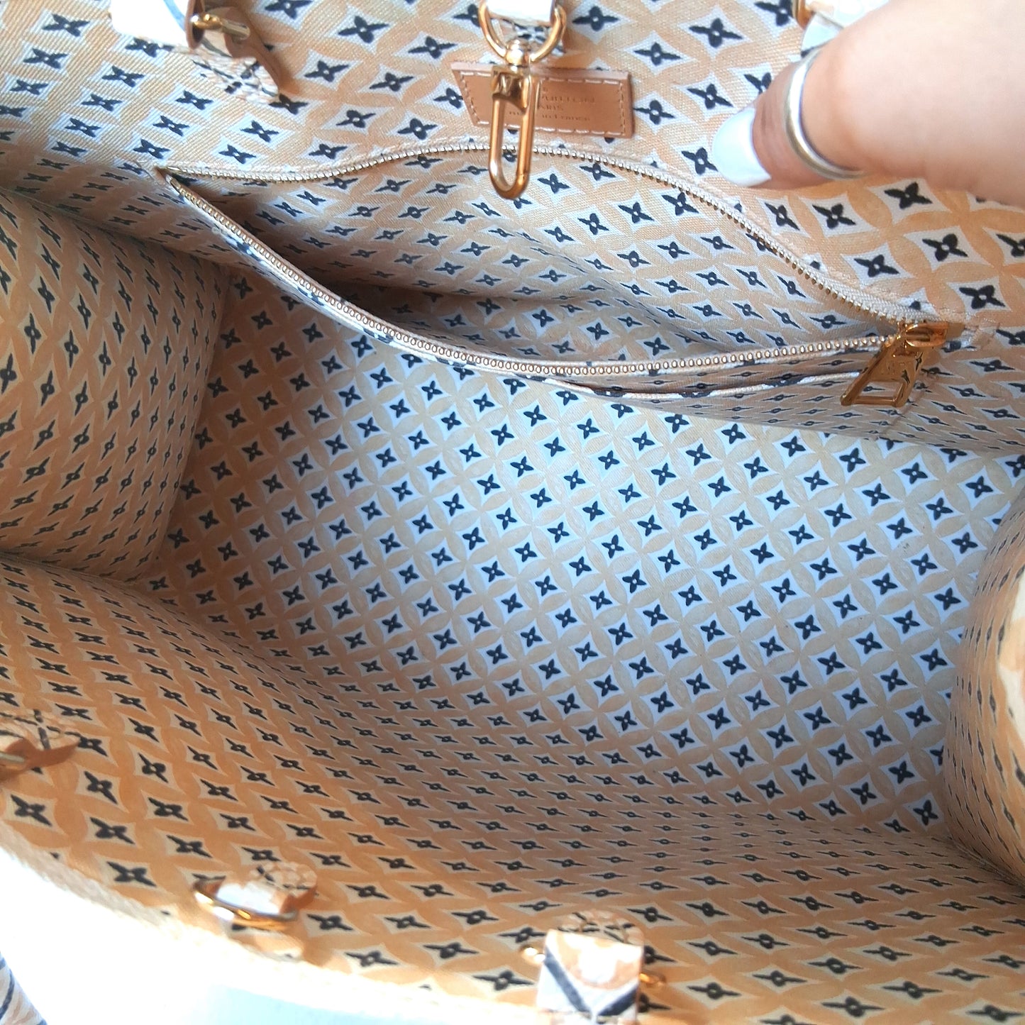 Tote Luxury Designer By Louis Vuitton, Size: Medium