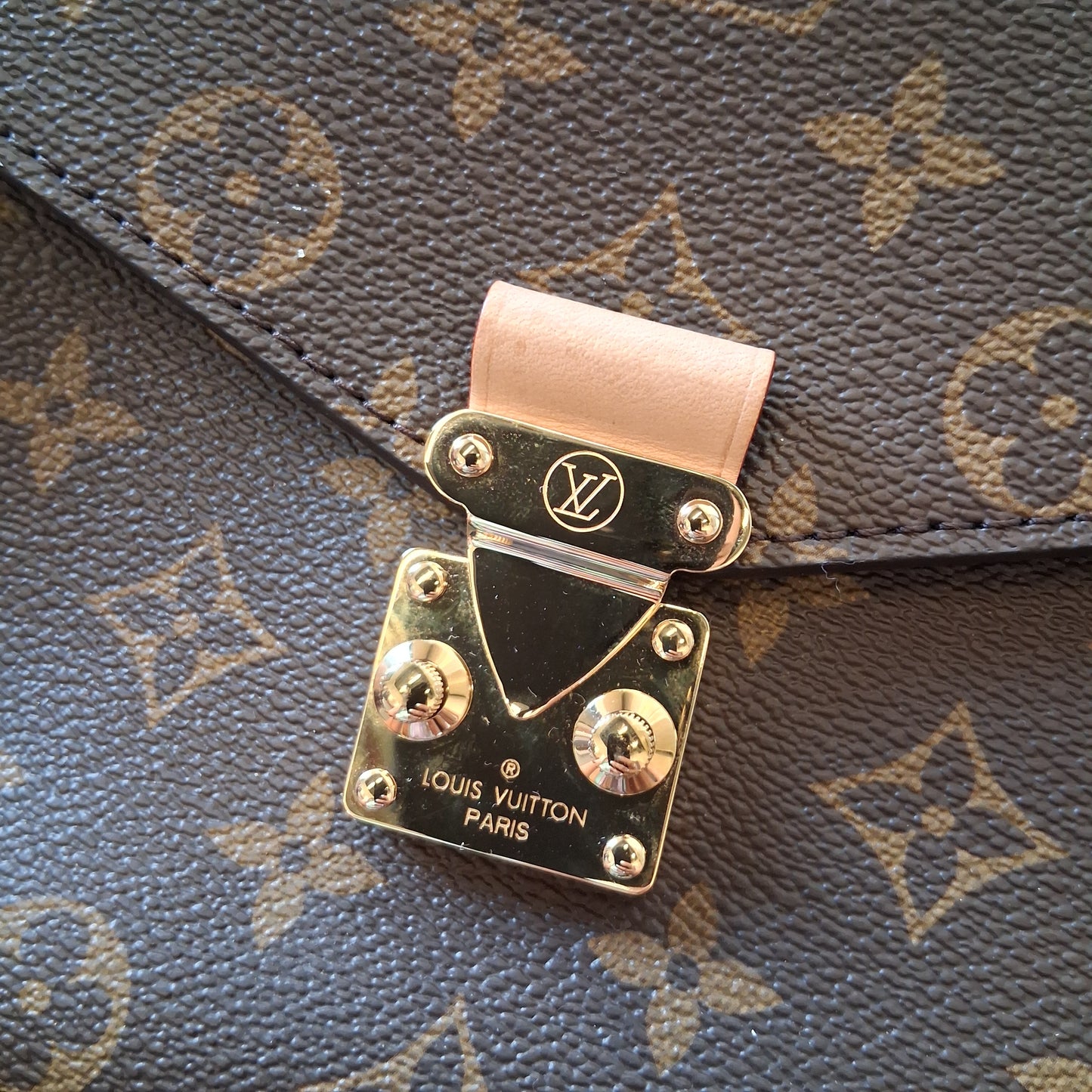 Crossbody Luxury Designer By Louis Vuitton, Size: Medium