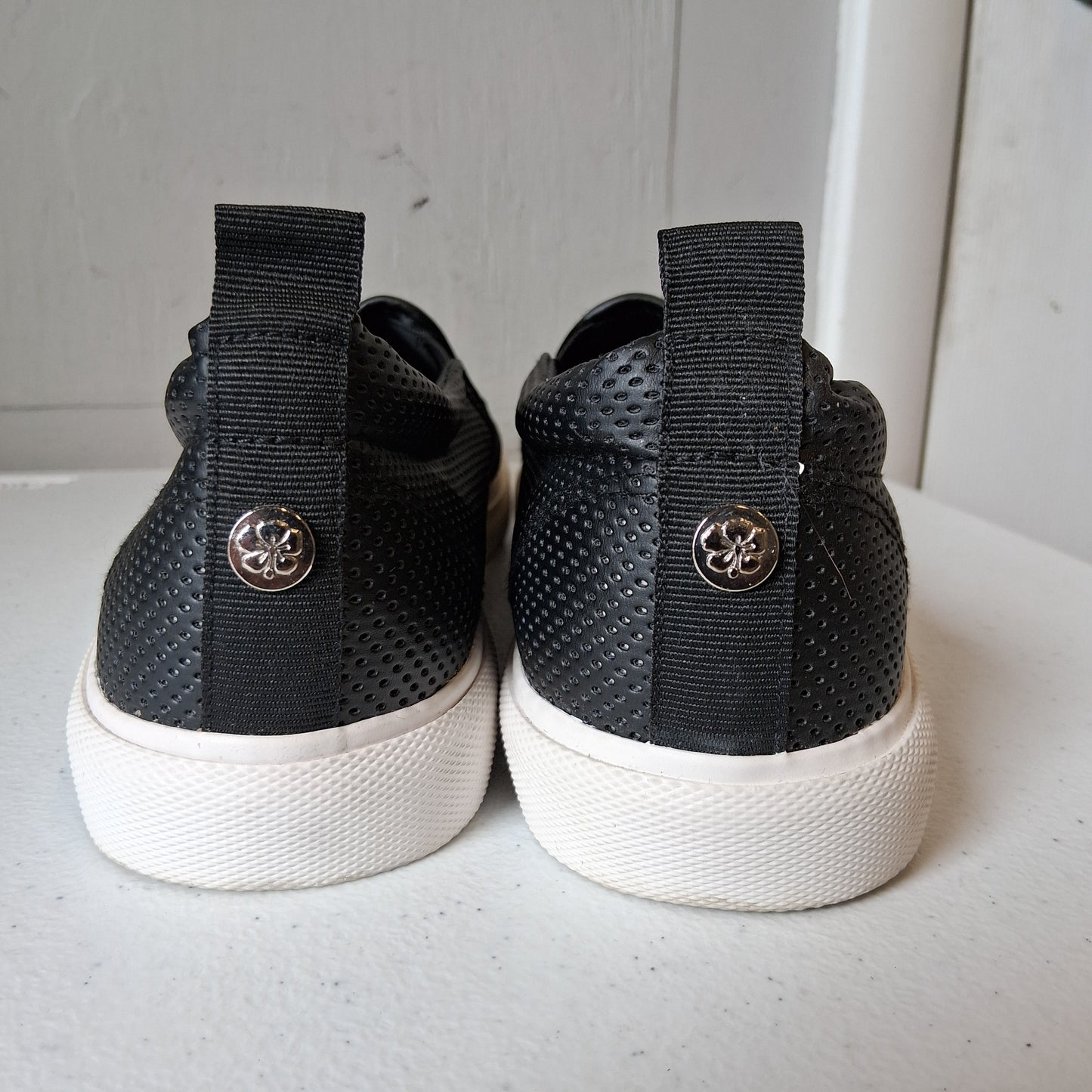 Shoes Flats By Tommy Bahama In Black, Size:9.5