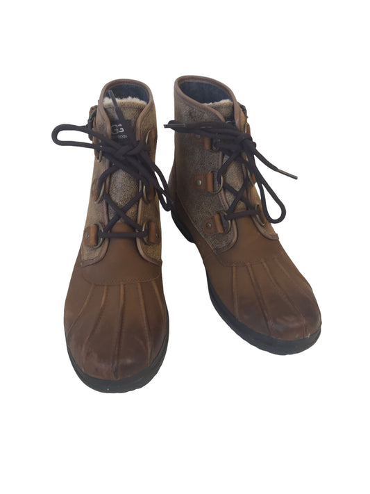 Boots Hiking By Ugg  Size: 9.5